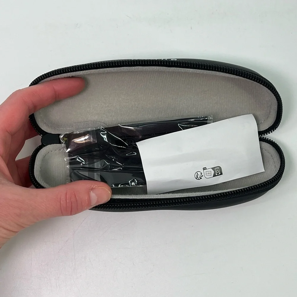 NEW Unused Vogue Black Clamshell Semi Hard Eyewear Glasses Case w Zipper & Cloth